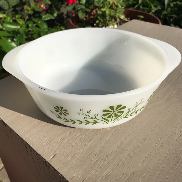 Pyrex round casserole - Picture 2 of 3